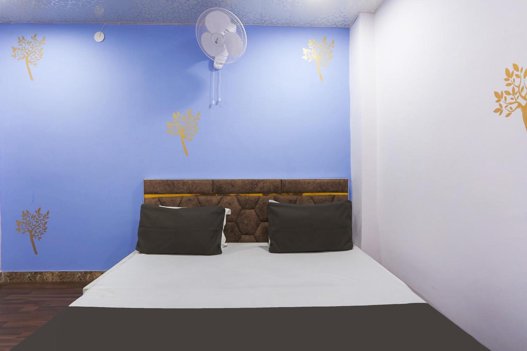 Hotel O Mykonos Guest House Нью-Дели Экстерьер фото