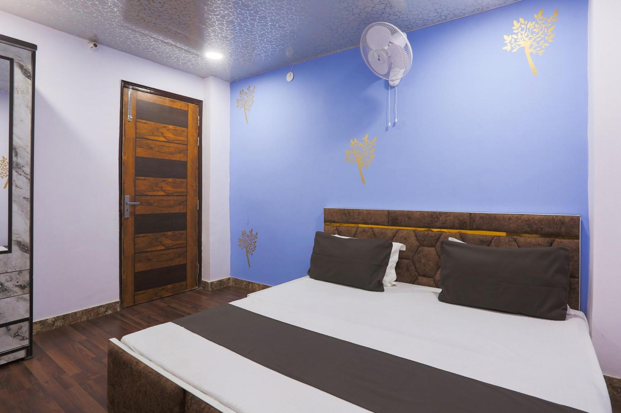 Hotel O Mykonos Guest House Нью-Дели Экстерьер фото
