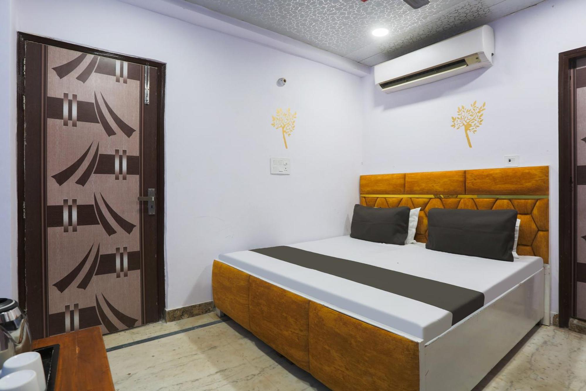 Hotel O Mykonos Guest House Нью-Дели Экстерьер фото