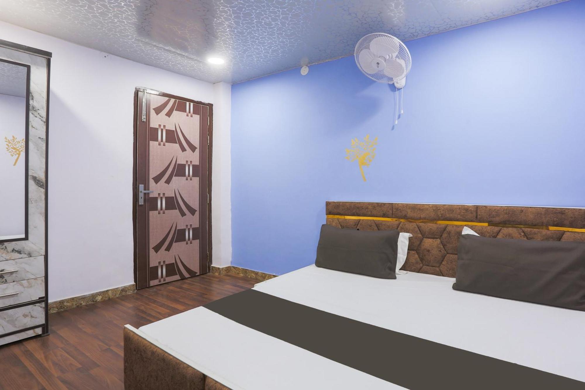 Hotel O Mykonos Guest House Нью-Дели Экстерьер фото
