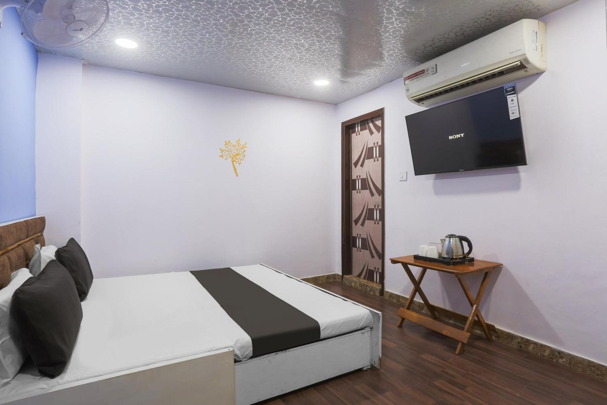 Hotel O Mykonos Guest House Нью-Дели Экстерьер фото