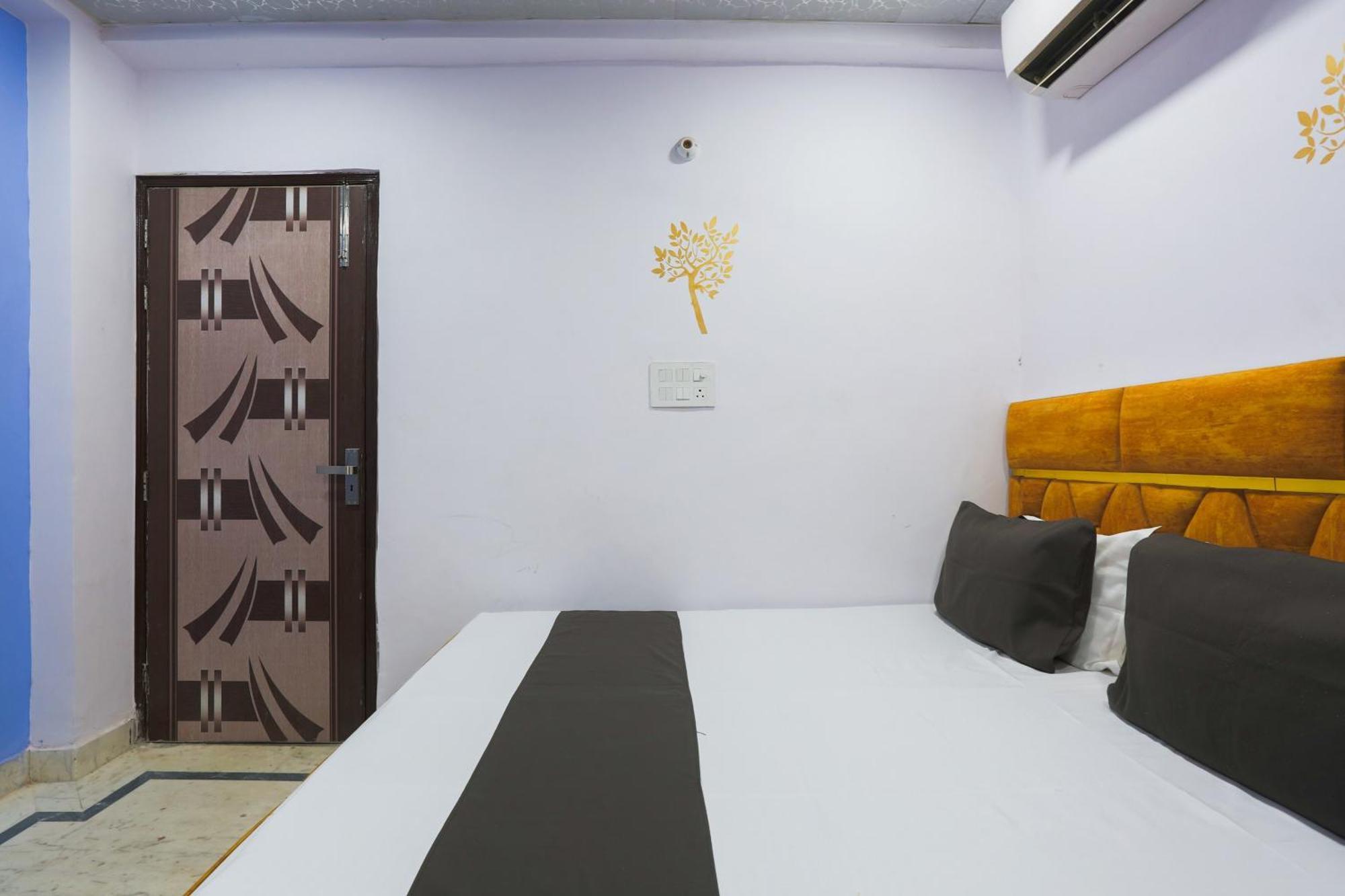 Hotel O Mykonos Guest House Нью-Дели Экстерьер фото