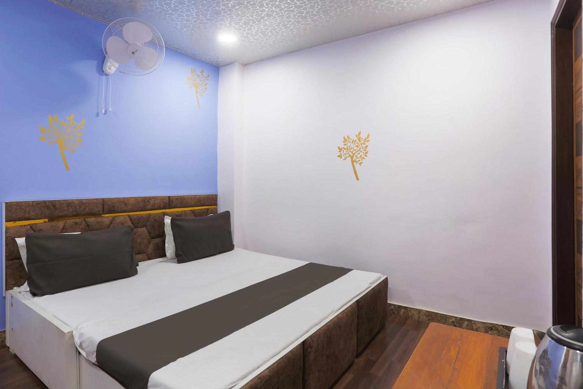Hotel O Mykonos Guest House Нью-Дели Экстерьер фото