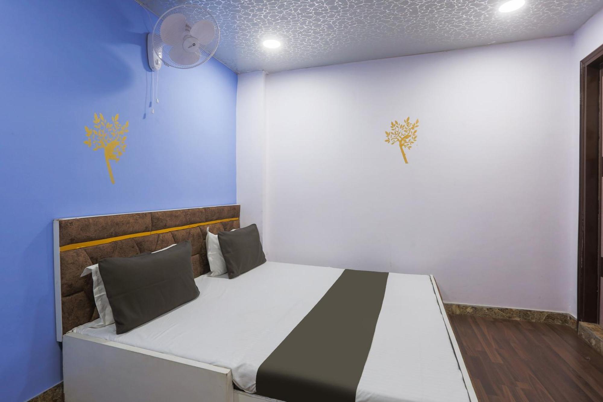 Hotel O Mykonos Guest House Нью-Дели Экстерьер фото