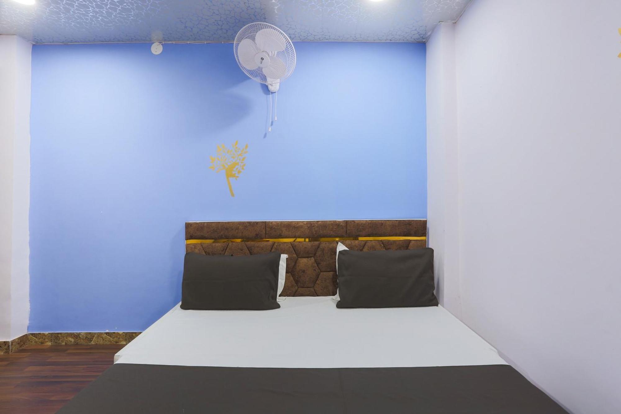Hotel O Mykonos Guest House Нью-Дели Экстерьер фото